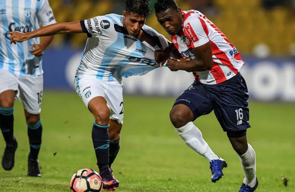 Colombia's Junior player Robinson Aponza (R) vies for the ball with Argentina's Atletico Tucuman Leonel Di Placido (L) during their Copa Libertadores 2017 football match at the Jaime Moron stadium in Cartagena, Colombia on February 16, 2017. / AFP PHOTO /