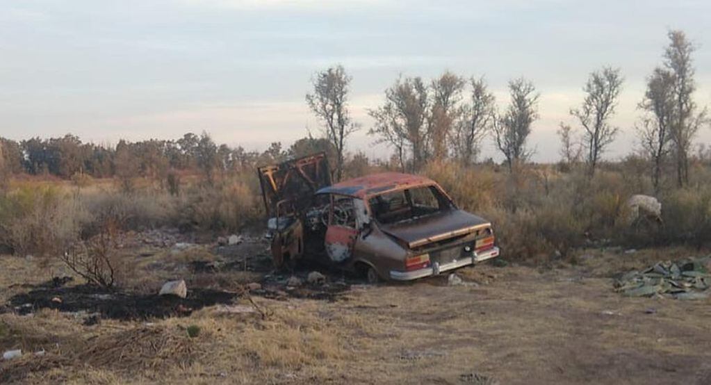 El R12 robado en Real del Padre, fue encontrado en un descampado de Los Claveles, distrito de Cañada Seca, por un vecino que circulaba por Ruta 143 vieja.