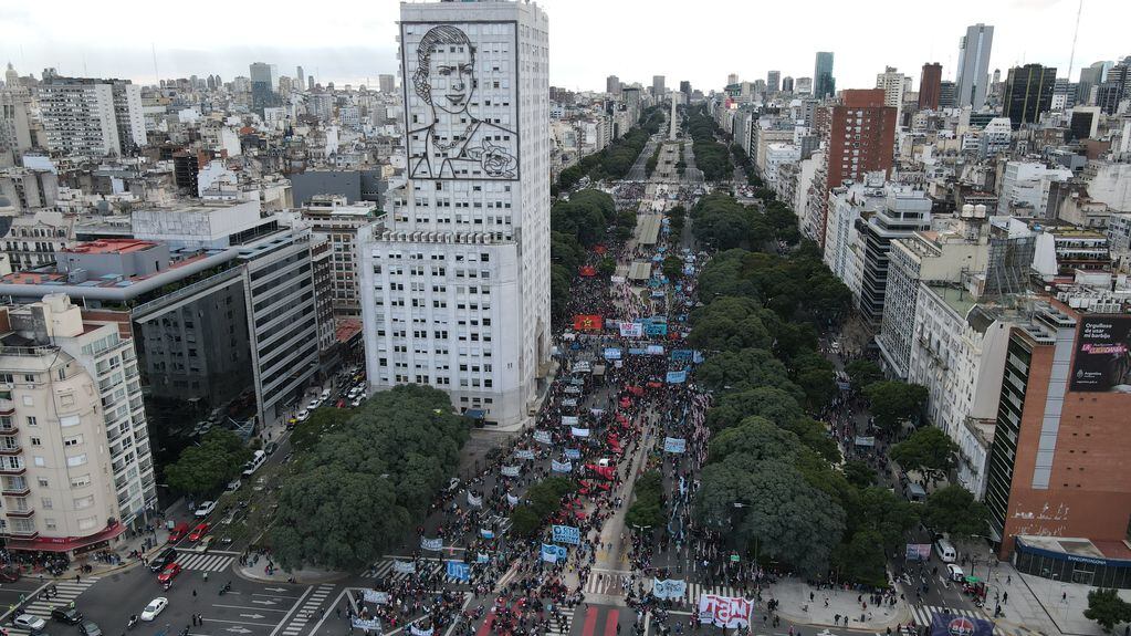 Organizaciones Sociales y movimientos de izquierda cortaron la Av 9 de Julio y el metrobus a la altura del Ministerio de desarrollo social. (Foto: Clarín)