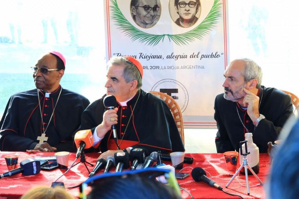 Cardenal Angelo Becciu junto a Leon Kalenga Badikebele y el obispo de La Rioja Dante Braida\u002E