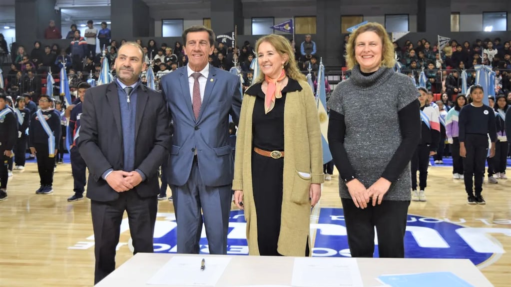 Daniel Lamas, Carlos Sadir, María Teresa Bovi y Graciela Corradini firmaron un acuerdo para el fomento del deporte con carácter escolar, en el marco de la apertura de los "Juegos Escolares 2023" de Jujuy.