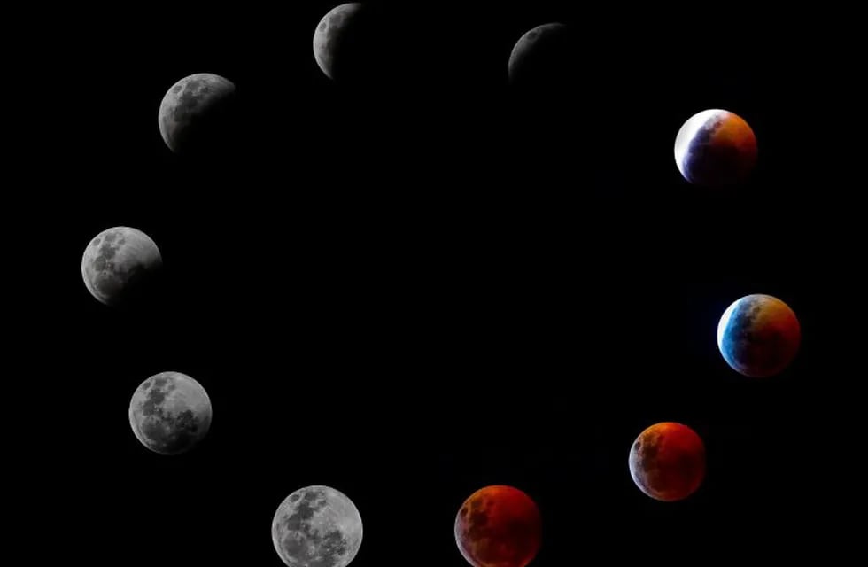 A composite photo shows all the phases of the so-called Super Blood Wolf Moon total lunar eclipse on Sunday January 20, 2019 in Panama City. - The January 21 total lunar eclipse will be the last one until May 2021, and the last one visible from the United States until 2022. (Photo by Luis ACOSTA / AFP)   Superluna de sangre primer eclipse de luna lunar del año vista vistas