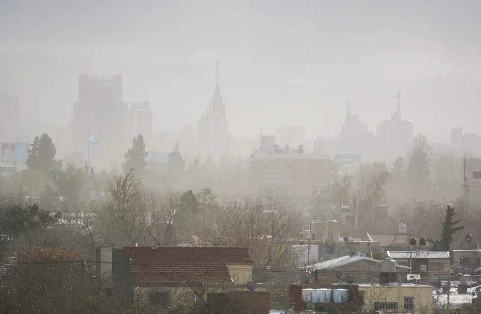 Una vista de la ciudad de Mendoza cubierta por una nube de tierra a raiz del viento Zonda. Ignacio Blanco/Los Andes