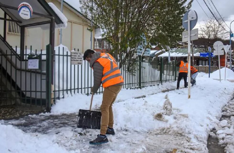 En virtud de las tareas de limpieza de nieve, personal de Atención al Vecino y de Participación Comunitaria mantienen un diálogo permanente con los vecinos.