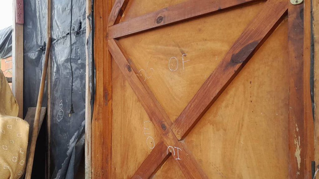 La puerta de la casa quedó marcada por el impacto de los proyectiles.