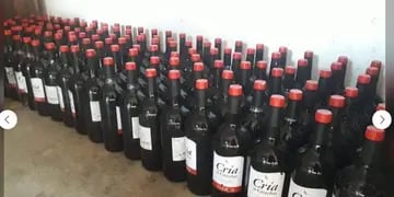 Un usuario publicó a través de Marketplace los vinos que recuperó del camión volcado. (El Puntal)
