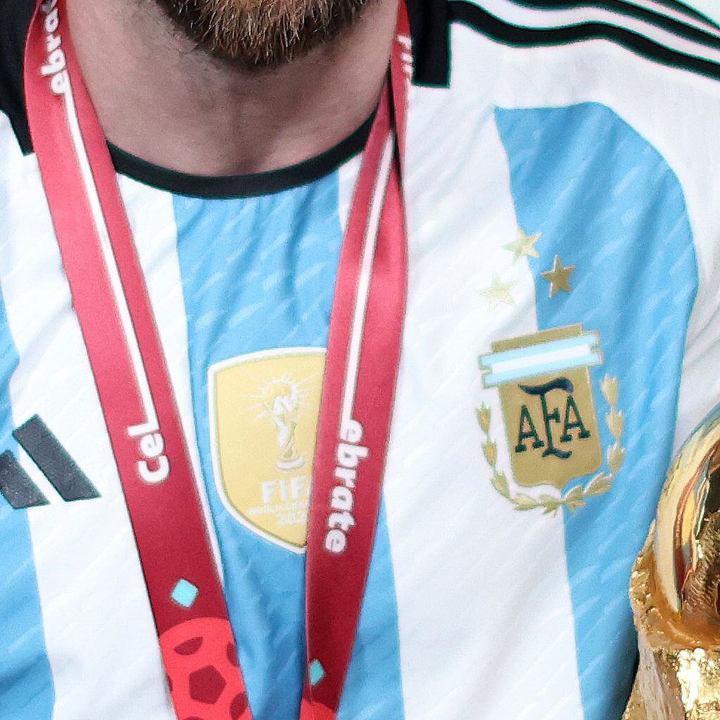 Lionel Messi, con la camiseta de la selección argentina con las tres estrellas de los tres títulos mundiales.