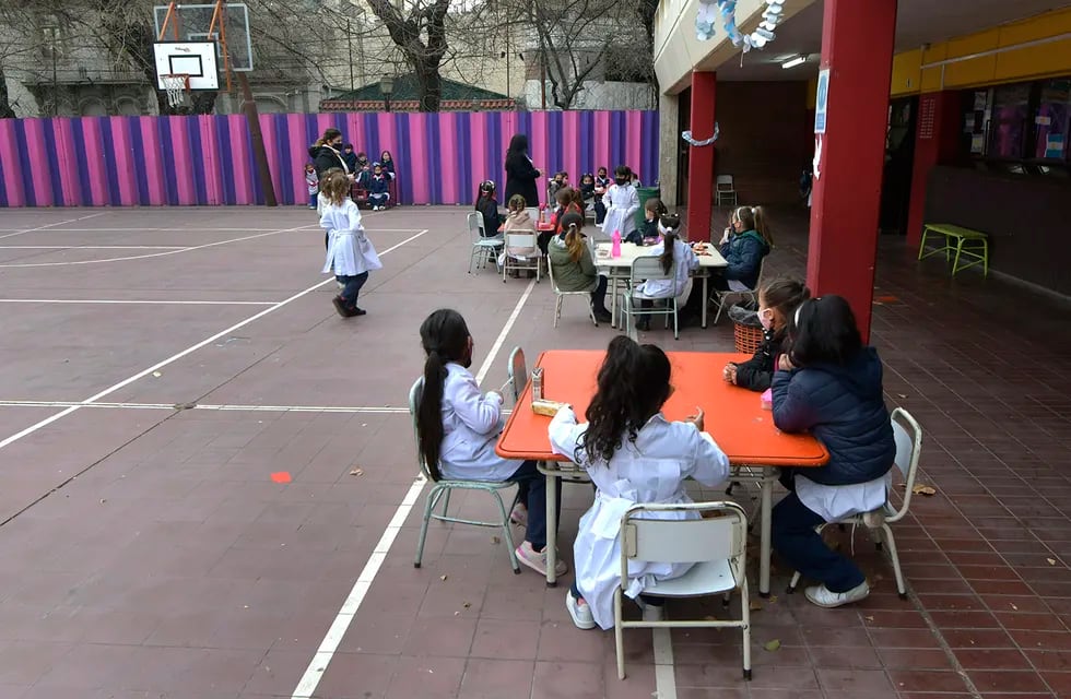 Presencialidad total: volvieron los chicos de toda la primaria a las escuelas de Mendoza. (Foto: Orlando Pelichotti)