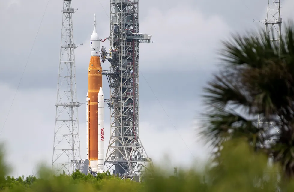 El SLS (Sistema de Lanzamiento Espacial), en la plataforma 39B del Centro Espacial Kennedy, en Cabo Cañaveral, Florida.