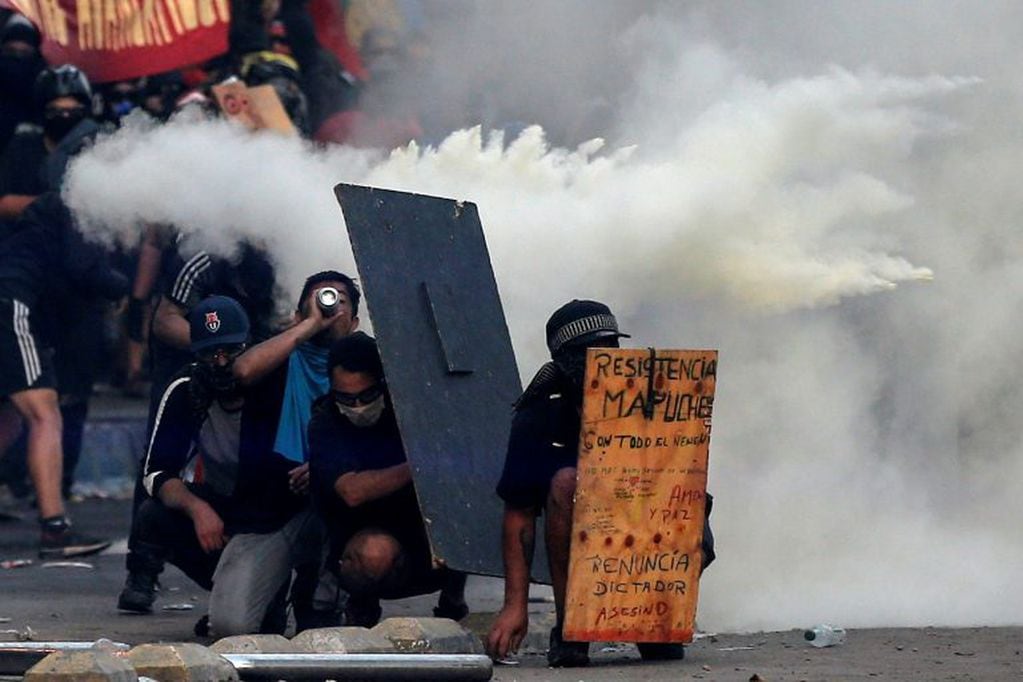 Las protestas violentas estallaron en la capital de Chile, Santiago, el martes cuando la moneda del país cayó a un mínimo histórico después de semanas de manifestaciones masivas en la calle que han dejado al país sudamericano en crisis. Crédito: JAVIER TORRES / AFP.