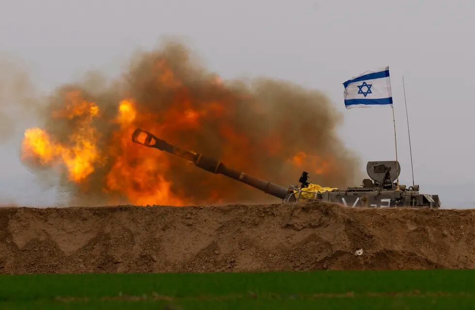 Una unidad móvil de artillería israelí dispara un obús desde el sur de Israel a la Franja de Gaza,  en una posición cerca de la frontera, jueves 21 de diciembre de 2023.