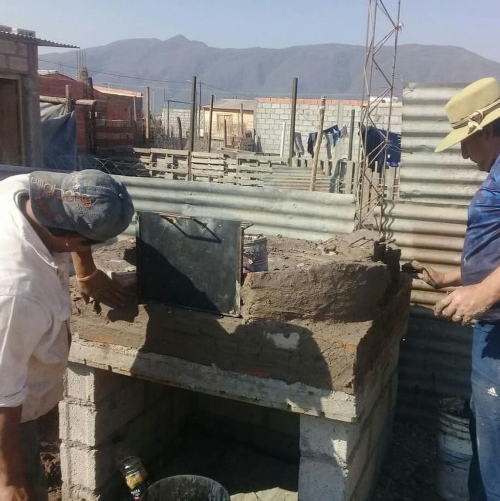 Un docente salteño construyó siete hornos de barro para los sectores más vulnerables (Facebook Merendero Conquistando Sonrisas)