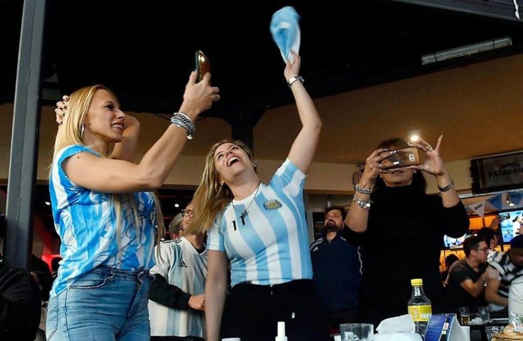 Festejos en bares y en el Monumento por el triunfo argentino