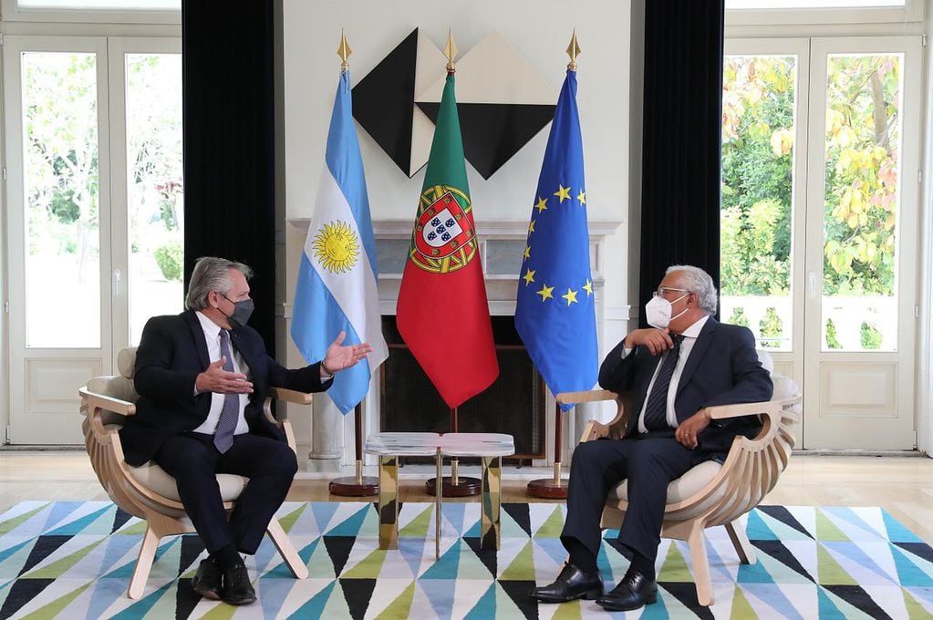 El presidente Alberto Fernández (i), reunido con el primer ministro de Portugal, Antonio Costa.