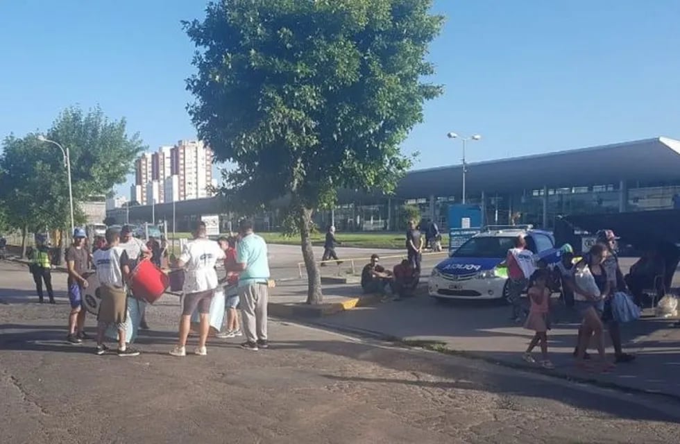 Caos en la Ferroautomotora: piquete de maleteros generan inconvenientes en la llegada a Mar del Plata (Foto: 0223)