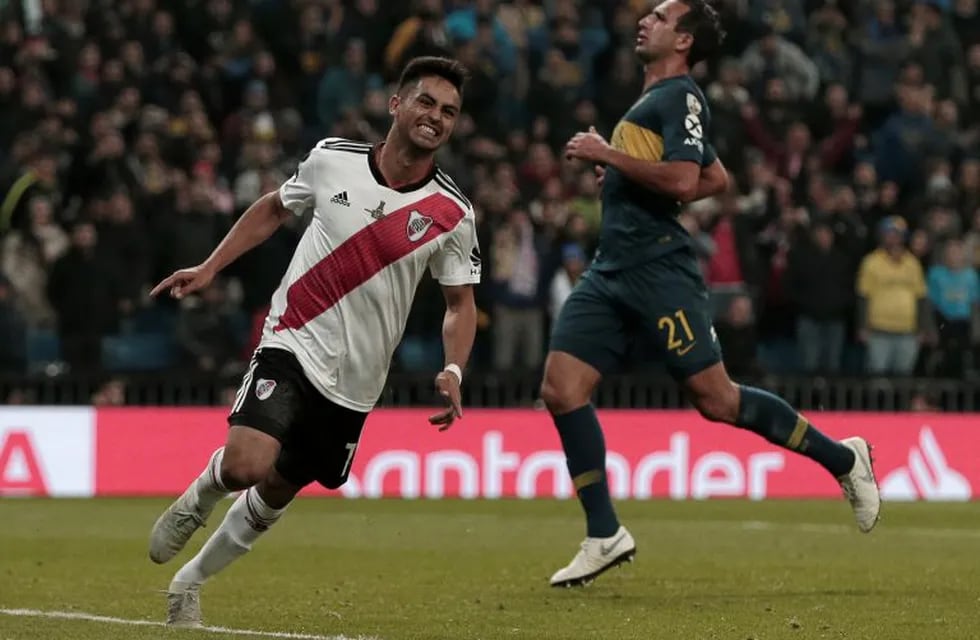 Carloz Izquierdoz se lamenta tras la definición de Gonzalo Martínez, que le dio la Copa Libertadores 2018 a River en el estadio Santiago Bernabéu de Madrid. (AP Photo/Thanassis Stavrakis)