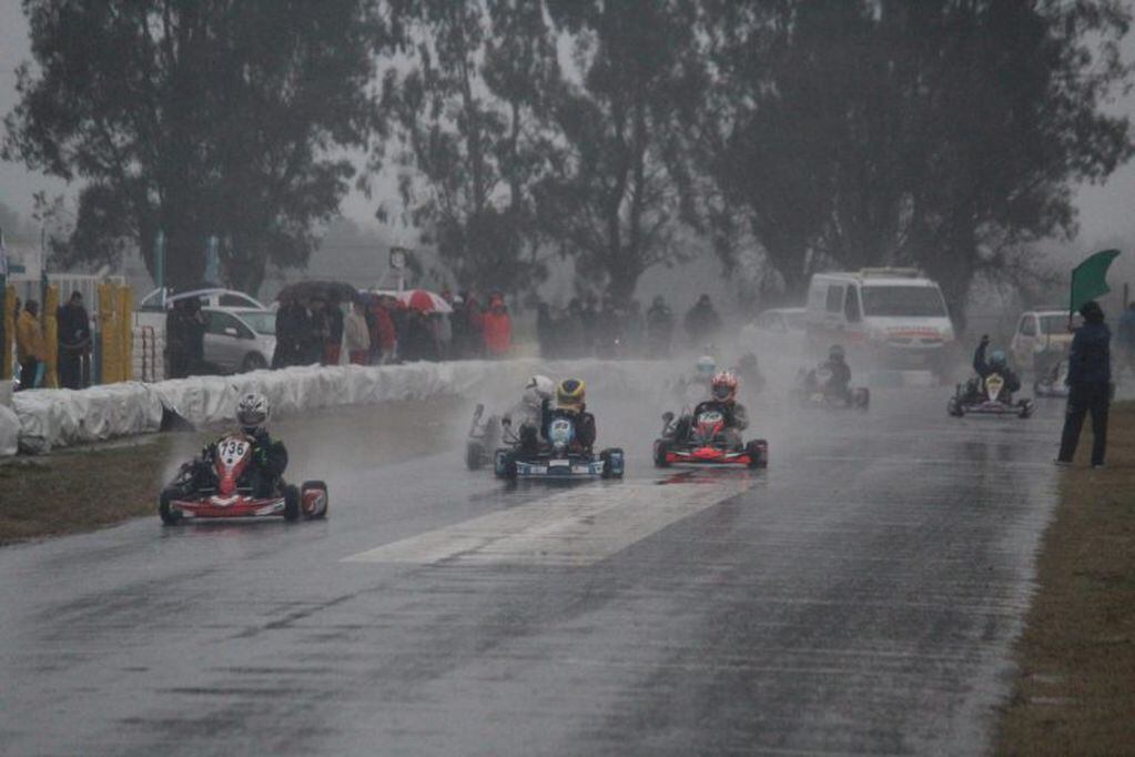 Los animadores del Karting de asfalto del Sur cordobés bajo la lluvia, en la fecha pasada.
