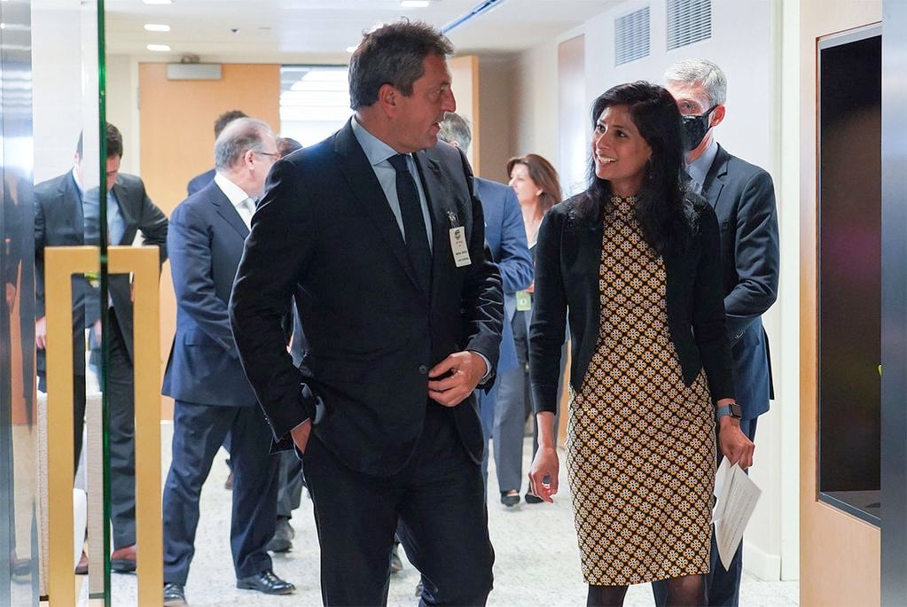 Sergio Massa junto a la subdirectora Gerenta del Fondo Monetario Internacional (FMI), Gita Gopinath.