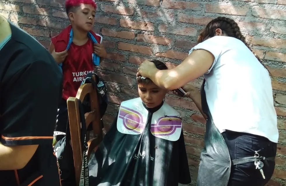 Los peluqueros en otra de sus campañas solidarias.