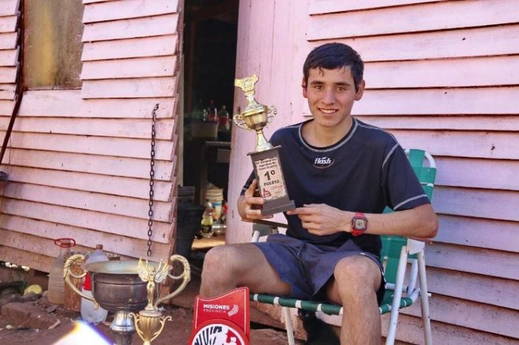 Agustín Da Silva junto a sus trofeos ganados en competencias nacionales.