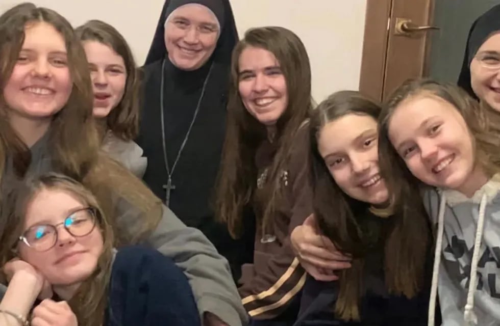 La hermana María Cristiana con un grupo de adolescente a los que ayudan.