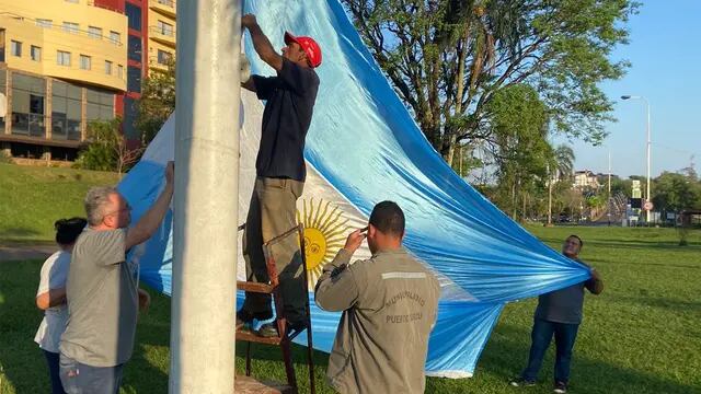Realizaron el cambio de bandera argentina que ondea en la rotonda de acceso a Puerto Iguazú