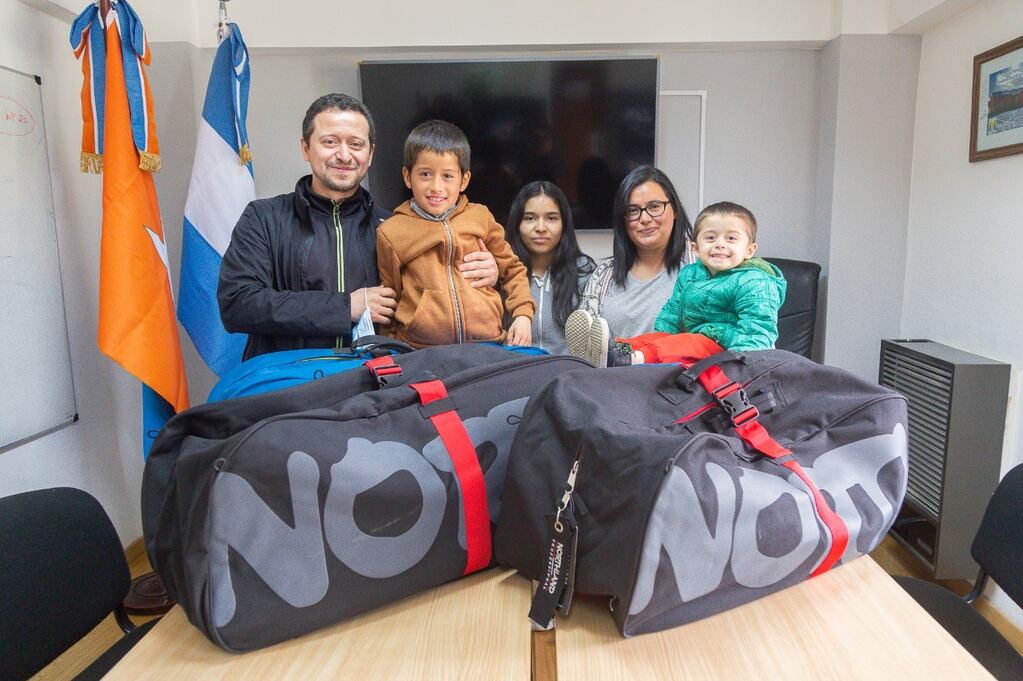 La familia Barrios Otaola recibió en el Ministerio de Educación, Cultura, Ciencia y Tecnología de Tierra del Fugo el equipamiento necesario para viajar a la Antártida Argentina, para dar inicio al ciclo lectivo 2022.