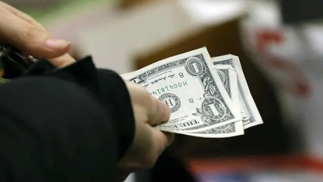 DÓLAR BLUE. El dólar paralelo o blue retrocedió ayer 70 centavos ó 4,62 por ciento a 14,45 pesos en la plaza local (AP/Archivo)