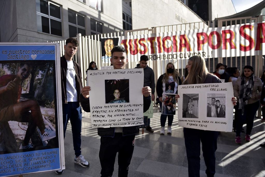 Familiares y amigos de Santiago Orellano, el joven asesinado en una cancha de fútbol de barrio Comercial, Córdoba. (Ramiro Pereyra / La Voz)