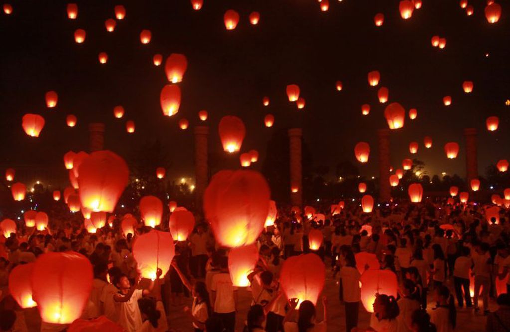 Imagen tomada en el festival en Yichun, Jiangxi, durante la suelta de linternas. (REUTERS/Stringer)