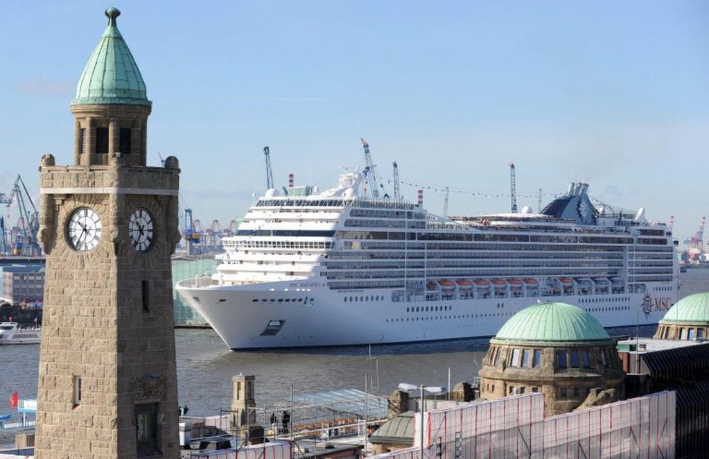 El crucero MSC Magnifica a su llegada al puerto de Hamburgo (Alemania).