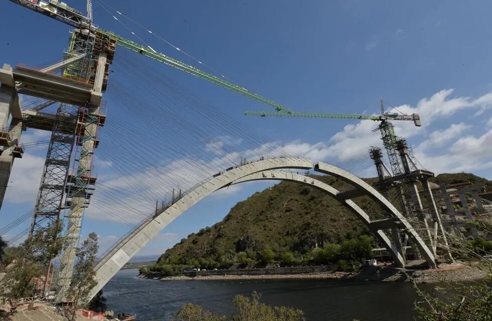 Dique San Roque. El nuevo puente, en ejecución, en el primer tramo de la autovía de Punilla. (Javier Ferreyra)