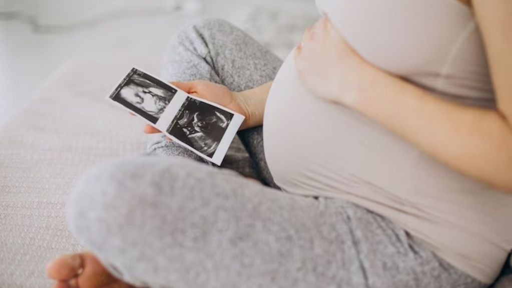 Algunas mujeres pueden tener complicaciones médicas que hacen que el parto caminando sea inseguro, como un embarazo múltiple o un bebé en posición podálica.