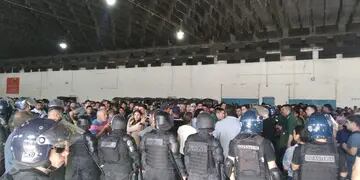 Fuerte presencia policial en la asamblea del Soelsac (Veronica Suppo / La Voz)