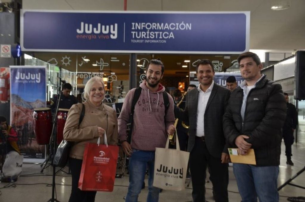 El ministro Posadas recibió personalmente a los turistas en la Terminal de Ómnibus de San Salvador de Jujuy.