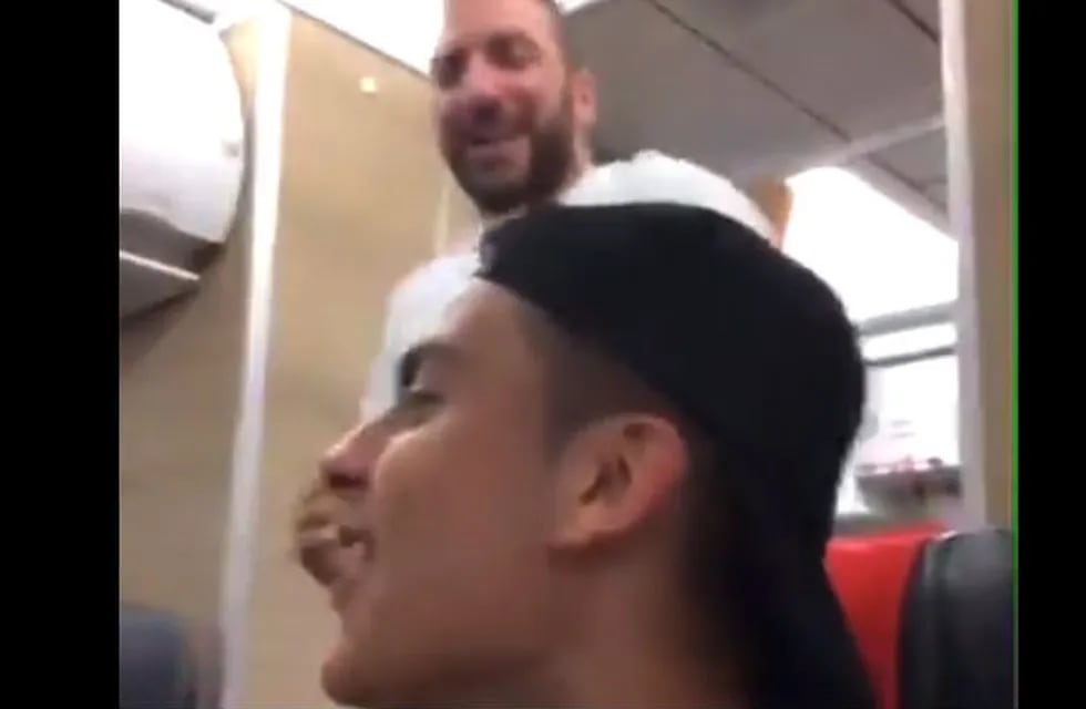 Dybala e Higuaín festejando al ritmo de La Barra en el avión de la Juve.