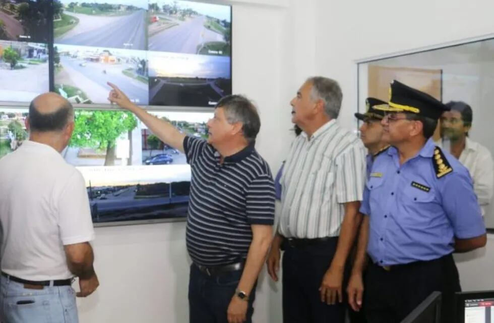 Peppo inauguró el sistema de videovigilancia en General San Martín. (Foto: @domingopeppo)