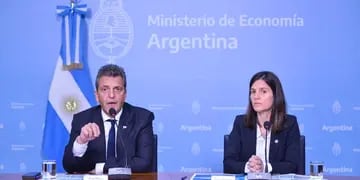 El ministro Sergio Massa y la titular de Anses, Fernanda Raverta, anunciaron un aumento para jubilados