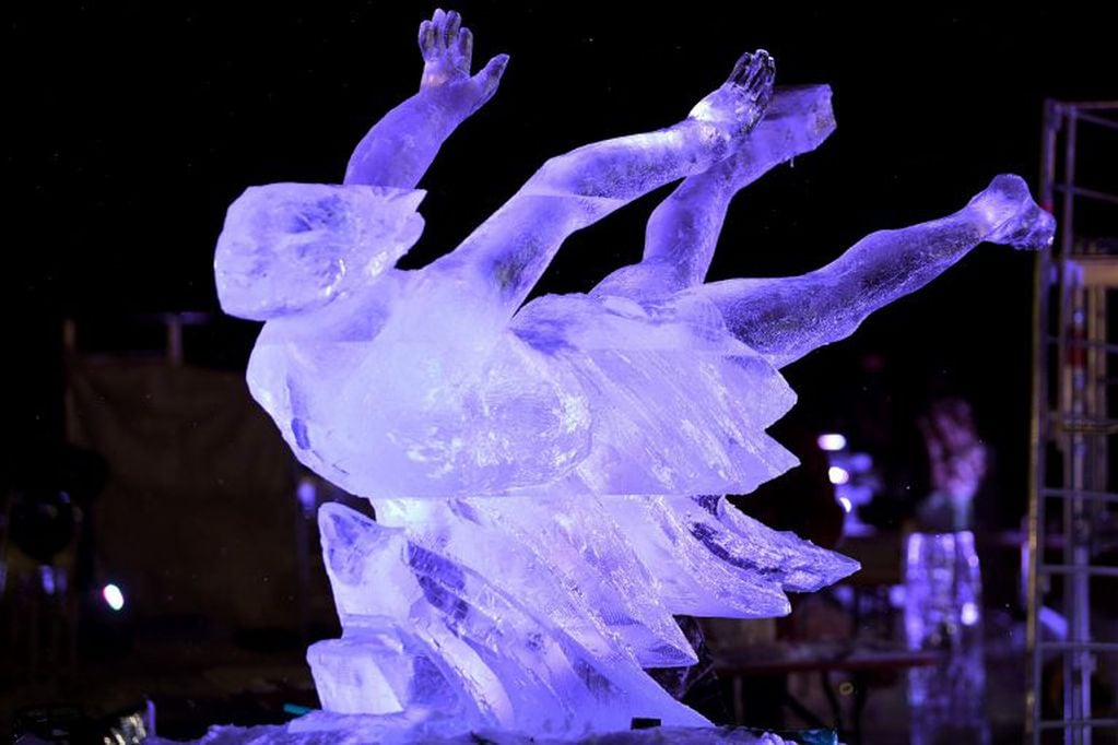 La escultura nombrada "Flying in a Dream" (Volando en un sueño) realizada por el escultor ruso Andrey Molokov (Foto de JEAN-PIERRE CLATOT / AFP)