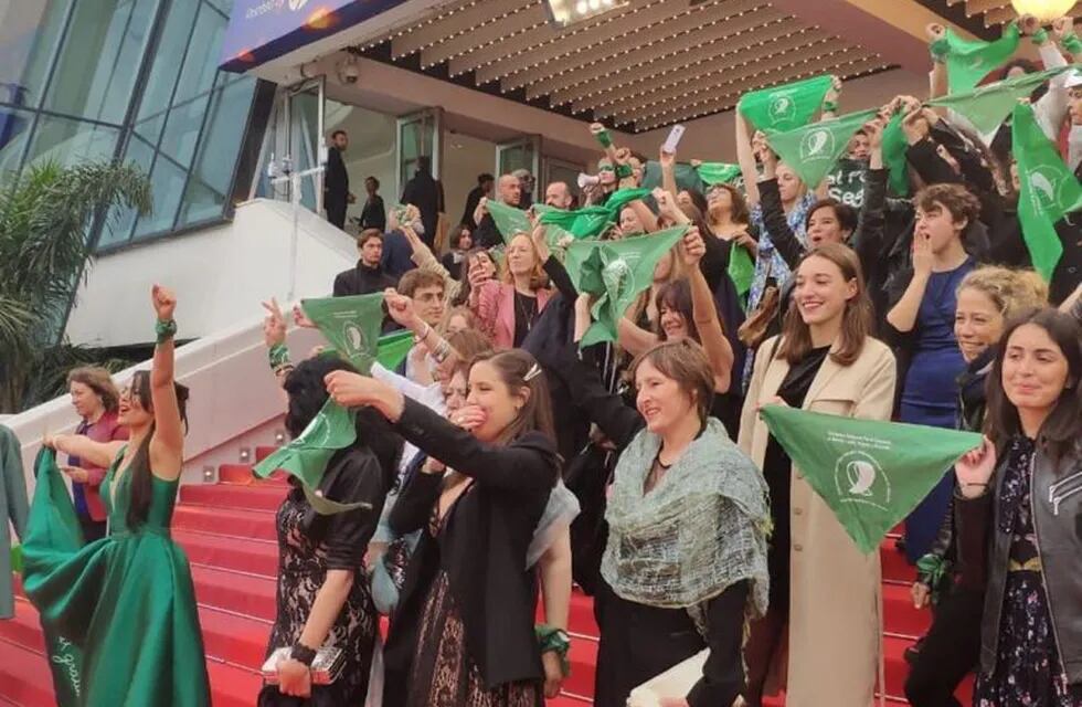 Los pañuelos verdes tomaron la alfombra roja de Cannes antes de la proyección de \