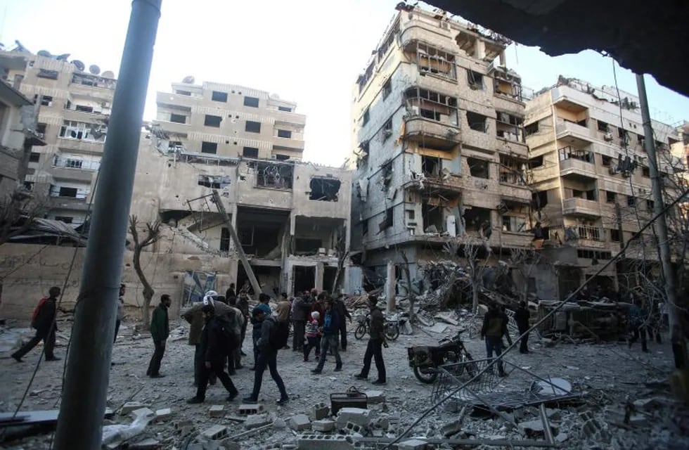 Douma (Syrian Arab Republic), 07/04/2017.- People inspect damged buildings after an airstike on Douma, Syria, 07 April 2017. There were more than 15 casualties as the Syrian military continued their bombardment of opposition-held areas around Damascus. (D