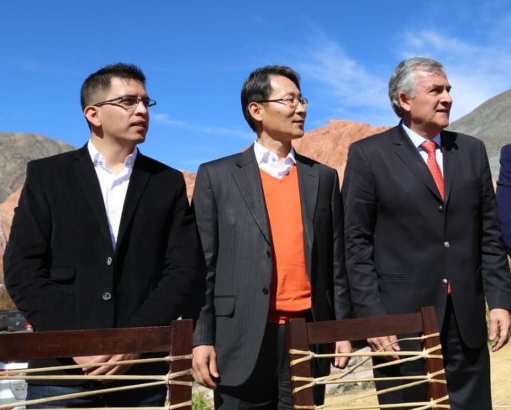 Ezequiel Escobar presidente de la empresa New Brick, el Ceo de Samsung en Argentina, Sang Jik Lee y el gobernador de Jujuy, Gerardo Morales