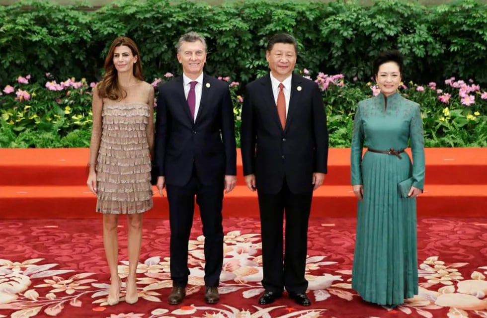 DSB24. Beijing (China), 14/05/2017.- Chinese President Xi Jinping (C-R), his wife Peng Liyuan (R), Argentinian President Mauricio Macri (C-L) and his wife Juliana Awada (L) attend the welcoming banquet for the Belt and Road Forum, in Beijing, China, 14 May 2017. The Belt and Road Forum, expected to lay the groundwork for Beijing-led infrastructure initiatives aimed at connecting China with Europe, Africa and Asia, runs from 14 to 15 May. EFE/EPA/JASON LEE / POOL