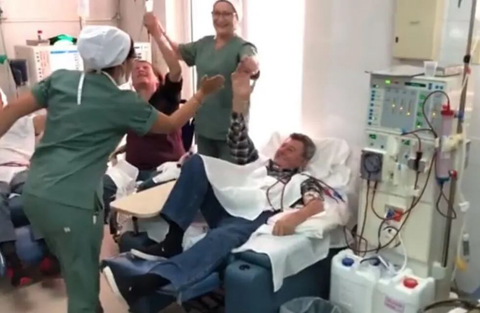 Médicos, enfermeros y pacientes de la unidad renal de Laboulaye se prendieron al desafío brasilero con un tema de Ulises Bueno.