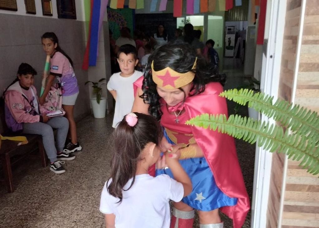 Docentes se disfrazaron de superheroínas para recibir a sus alumnos.