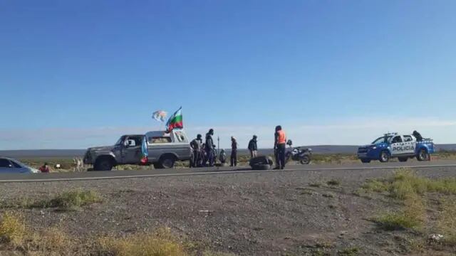 La comunidad Mapuche cortó la Ruta Nacional 22 para denunciar que les usurparon la personería