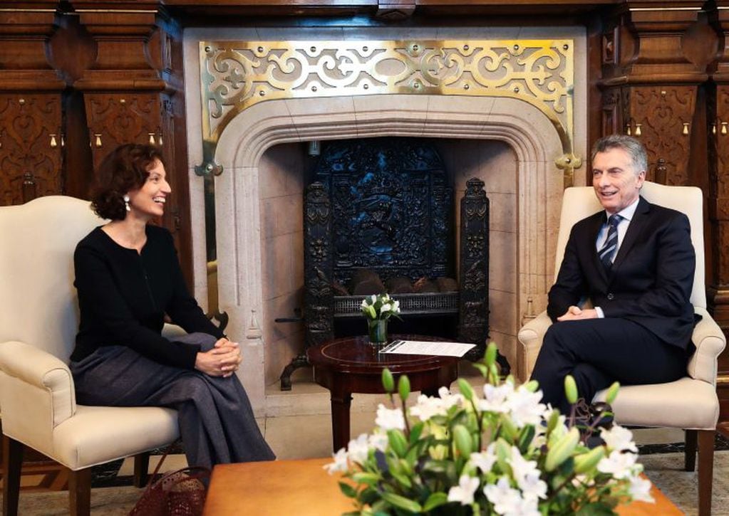 Fotografía cedida por Presidencia que muestra al presidente Mauricio Macri mientras se reúne con la directora general de la Unesco, Audrey Azoulay, el 4 de de septiembre de 2018, en la sede de Gobierno, en Buenos Aires (Argentinta). Crédito: EFE/Cortesía Presidencia de Argentina.