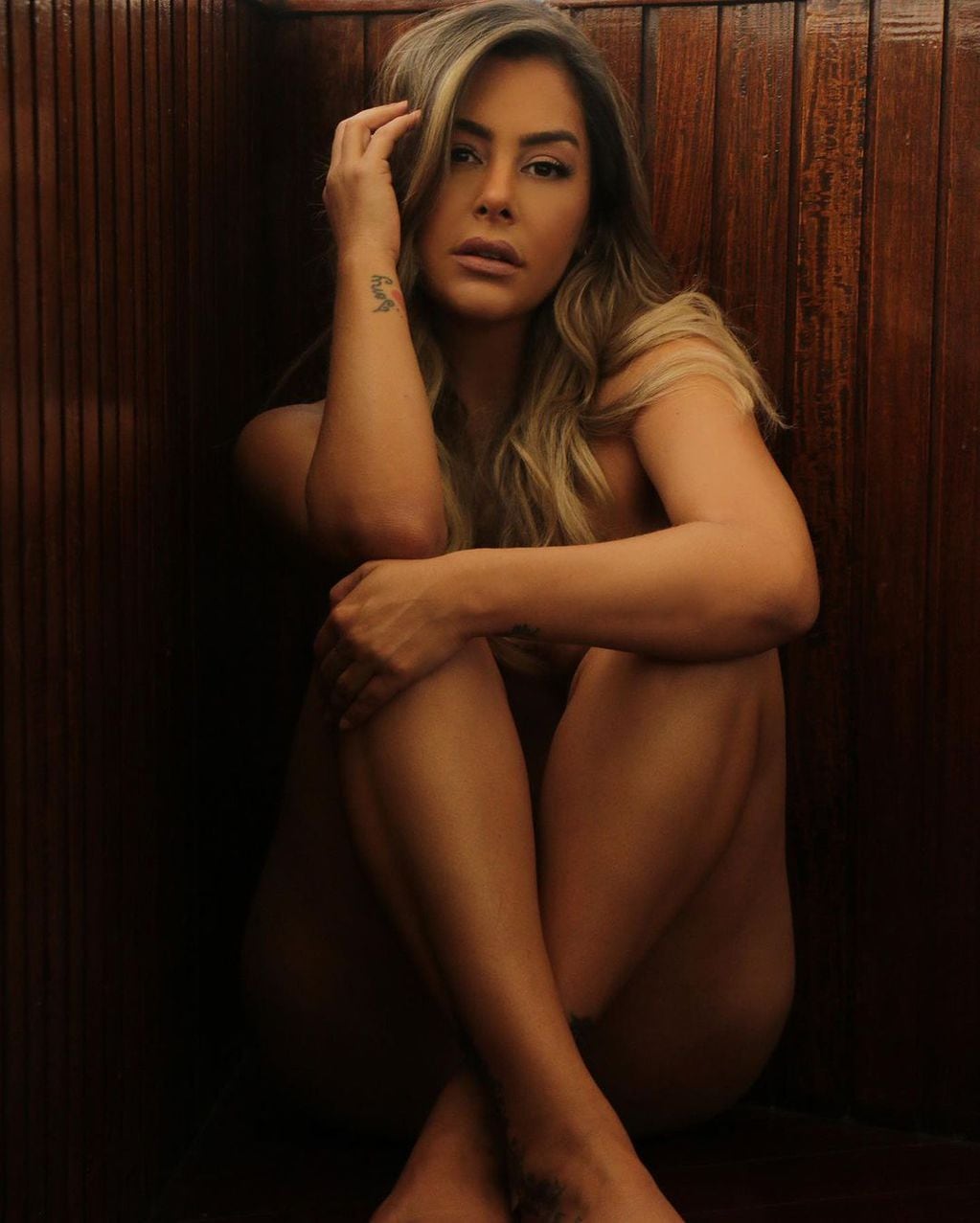 Larissa Riquelme se entregó a la sensualidad y posó sin ropa en Instagram.