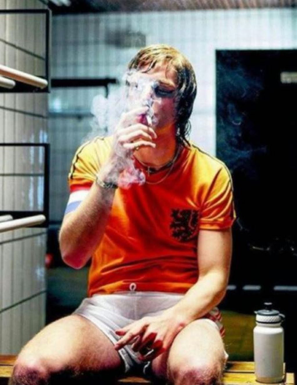 Johan Cruyff fumando durante el descanso de un partido de fútbol en 1978.