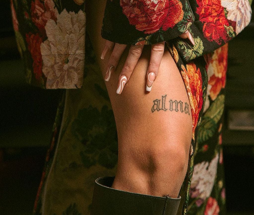En la entrevista se incluyó la foto de un tatuaje que dice "Alma".